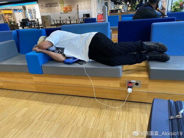 九游娱乐官方-评洛国富滞留机场事件：服务要做好，管理更要跟上